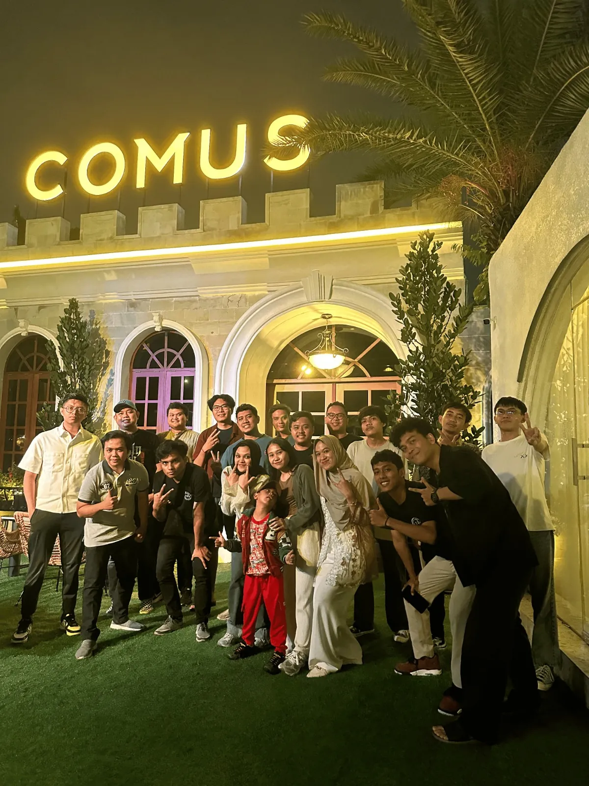Tim Native Productions berkumpul bersama dalam sebuah meet-up malam hari.